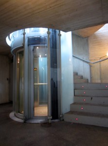 El ascensor de bajada al frío vestíbulo