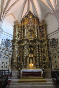 ... y su barroco altar mayor
